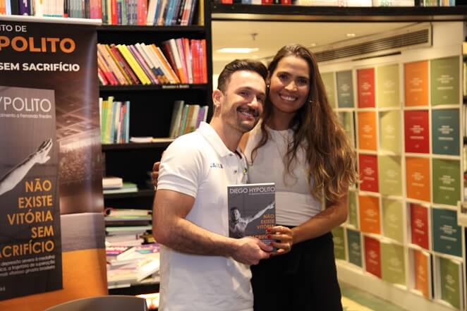 Diego Hypolito posou com Isabel Swan durante o lançamento de sua biografia