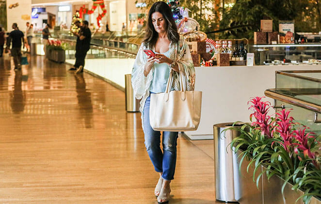 Fátima Bernardes foi clicada passeando pelo shopping Village Mall
