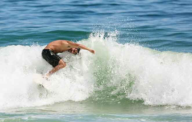 Bruno Montaleone leva caldo em dia de surfe