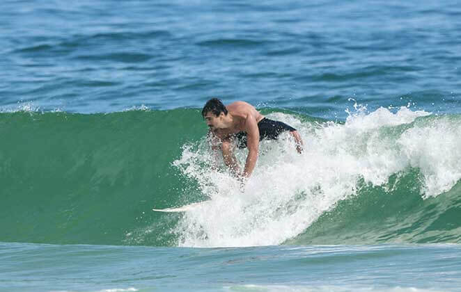 Bruno Montaleone aproveita folga para surfar, no Rio de Janeiro