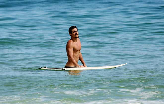 Bruno Montaleone aproveita folga para surfar, no Rio de Janeiro