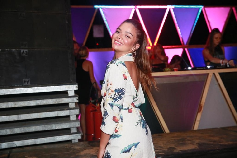 Gabriela Mustafa posou sorridente para diversas fotos