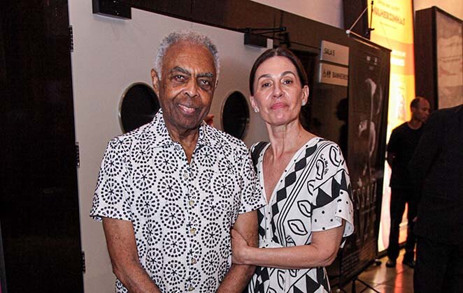 Flora Gil prestigia o marido Gilberto Gil em lançamento de filme