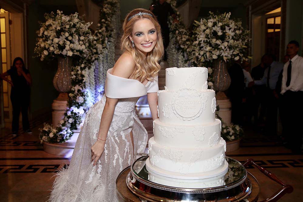 Giovanna Chaves posou, orgulhosa, ao lado de seu bolo de aniversário