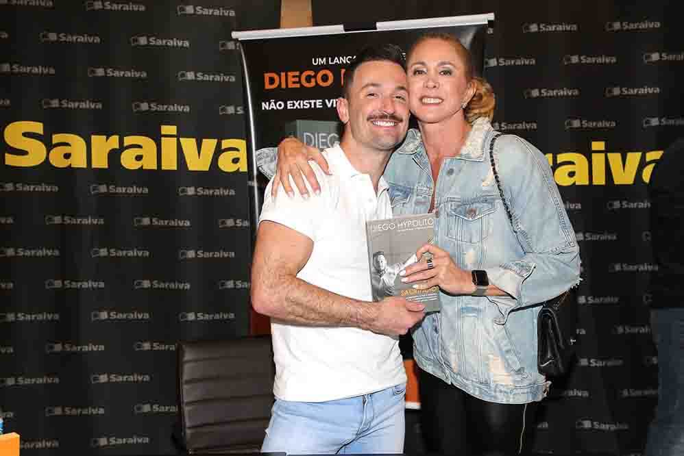 Hortência fez questão de dar um grande abraço em Diego Hypólito, no lançamento do livro do ex-ginasta