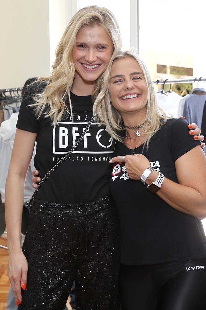 Milene Domingues e Celina Locks, ex e atual de Ronaldo Fenômeno, se encontram em bazar