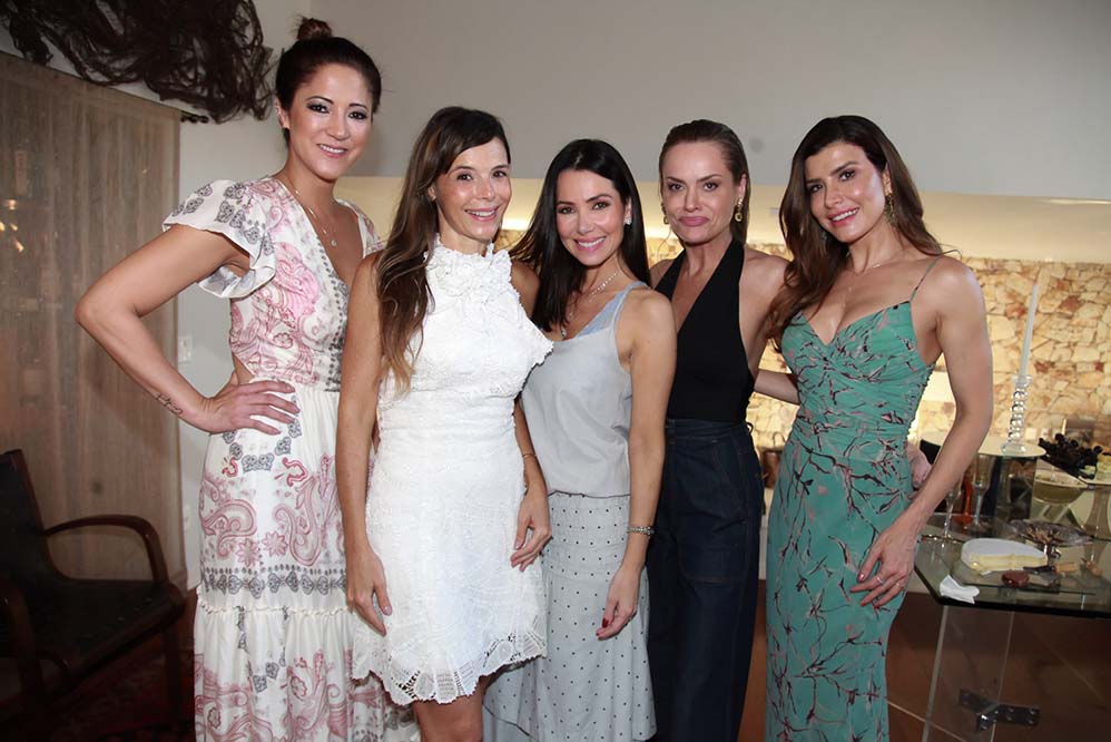 Mylla Christie ao lado das amigas Mylene Keiko, Monica Damasio, Fernanda Abreu e Carol Castelo Branco