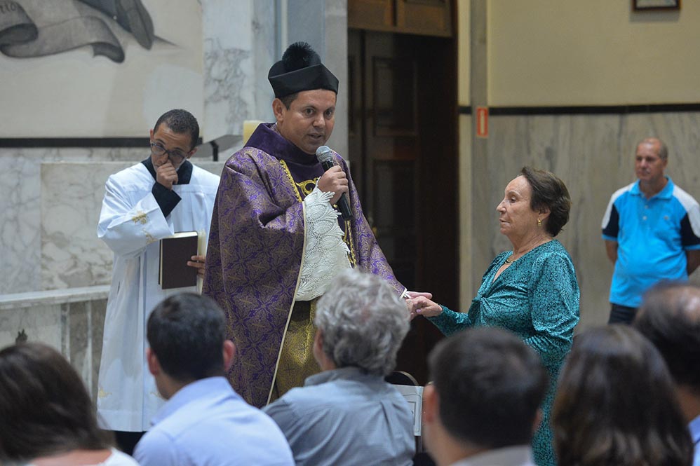 Padre Osmar Alves Souza, o mesmo que esteve presente no velório e sepultamento do apresentador, com dona Maria do Céu