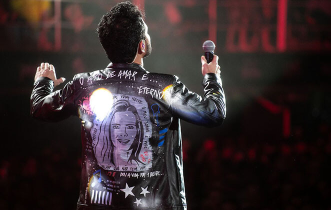 Luciano Camargo utilizou uma jaqueta durante o Show amigos que continha diversas homenagens à esposa