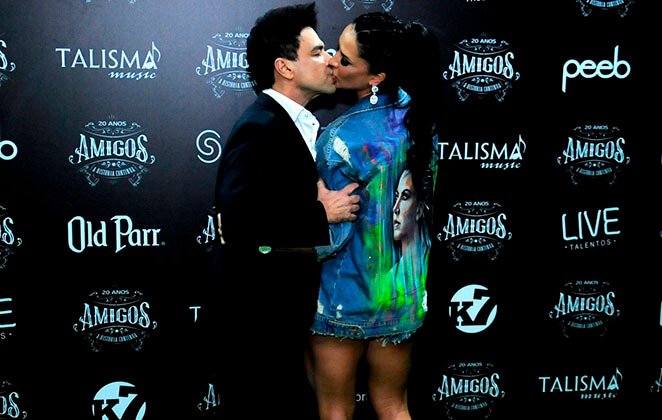 Zezé Di Camargo e Graciele Lacerda se beijando no show da turnê Amigos 20 anos