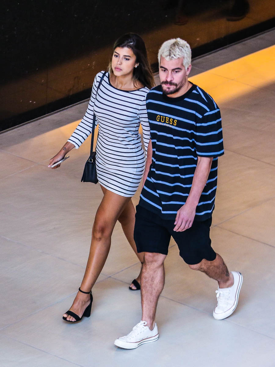 Com Look Combinadinho Thiago Martins Passeia Com Namorada O Fuxico