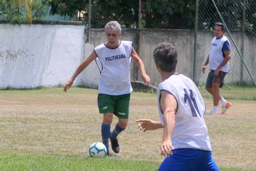 Chico Buarque jogando bola