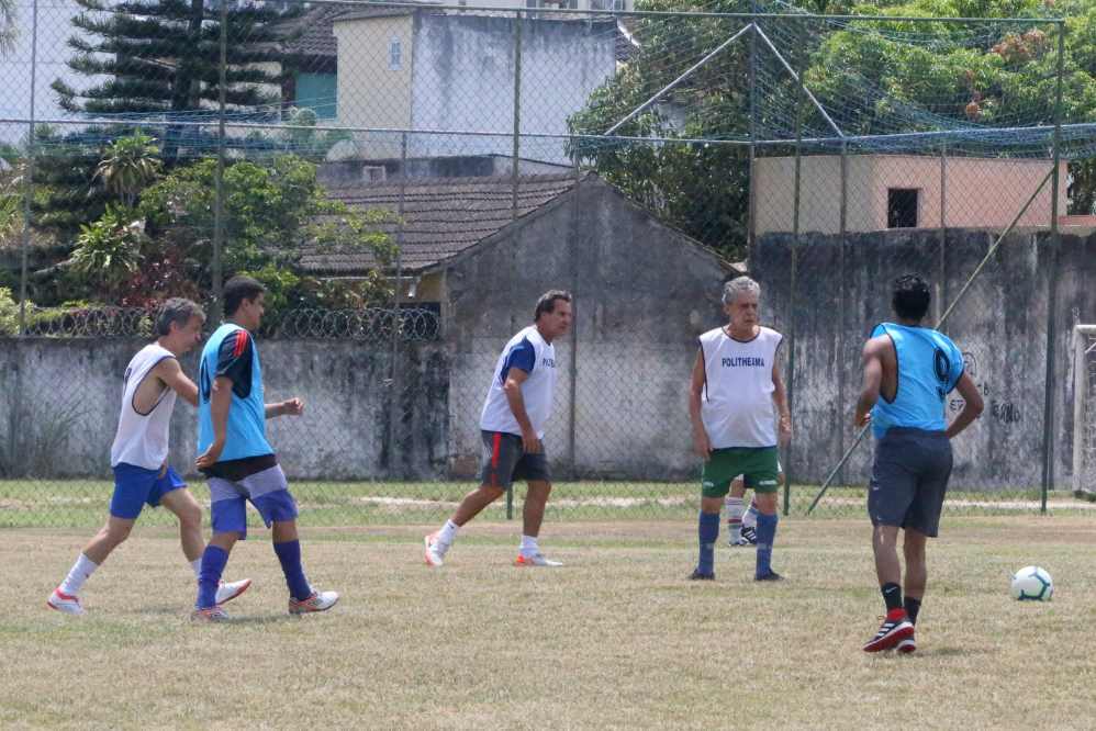 Chico Buarque se encontrou com amigos para jogar bola