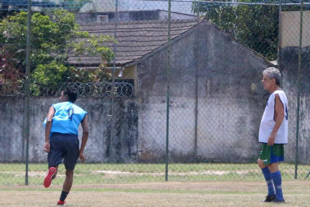 Aos 75 anos, Chico Buarque joga futebol com amigos no Rio - Quem