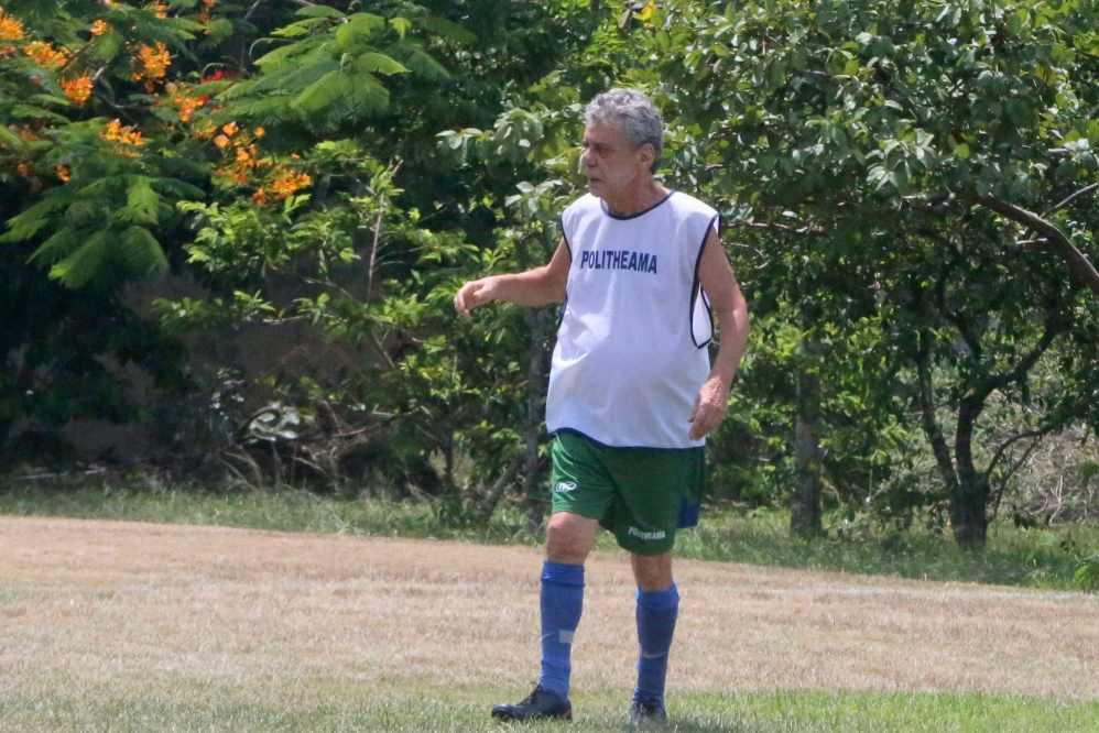 Chico Buarque jogando bola