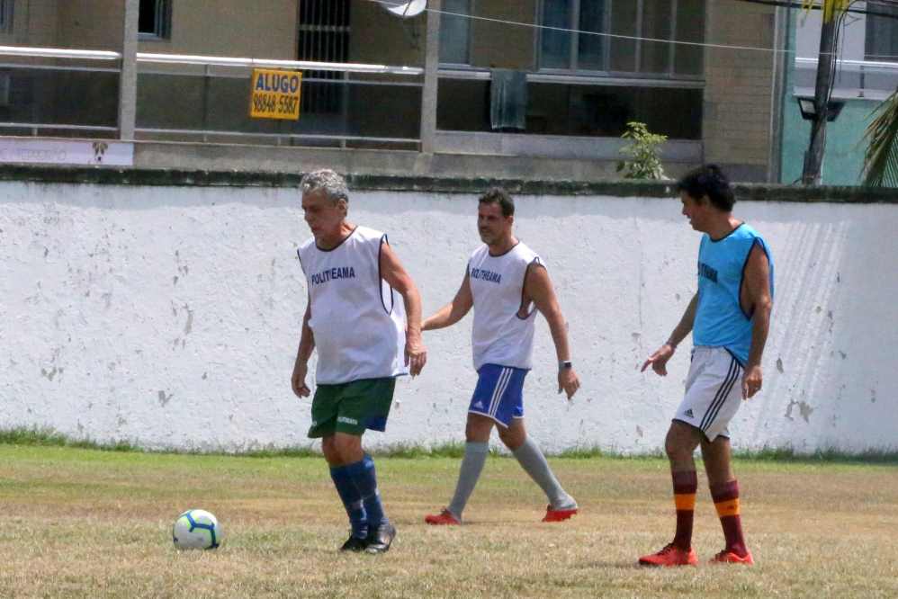 Chico Buarque se divertindo com amigos