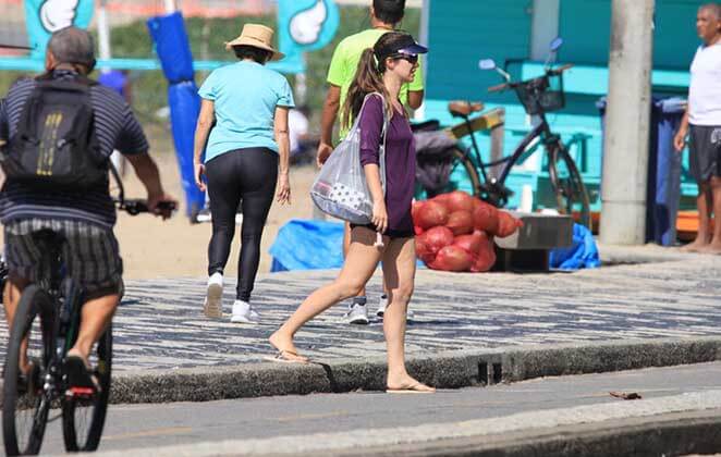 Nathalia Dill aposta em look estiloso para curtir folga na praia