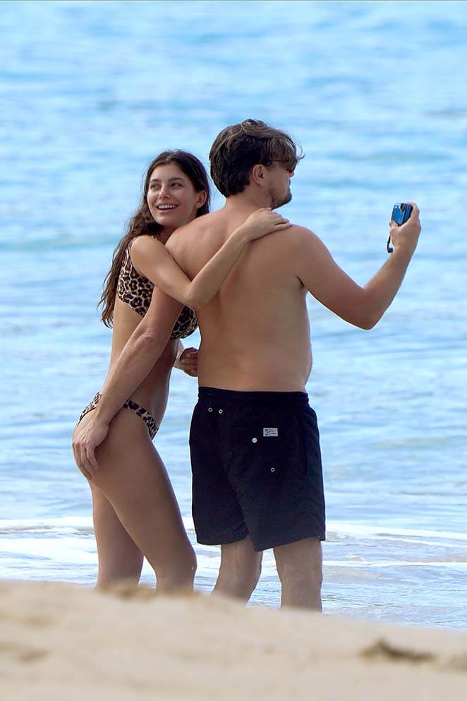 Leonardo DiCaprio curtiu praia com namorada Camila Morrone, com direito a mão boba