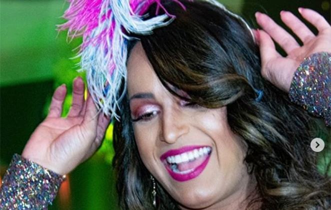 A jornalista era pura alegria na noite desta terça-feira (28)