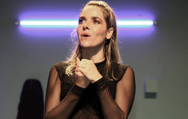 Monique Alfradique voltou aos palcos para atuar em comédia