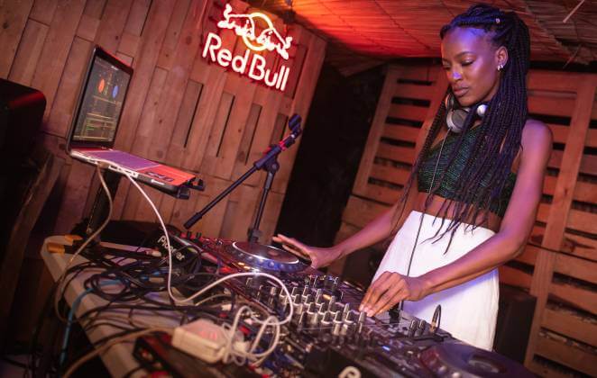 Pathy Dejesus assumiu as picapes da noite