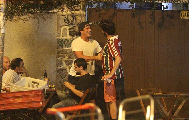 Rômulo Arantes Neto curtiu um barzinho com amigos na noite da última quinta-feira (29)