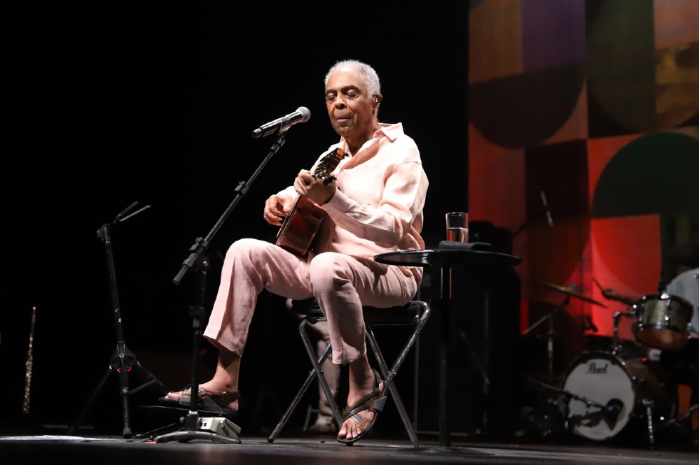 Gilberto Gil recebe famosos em show no Vivo Rio