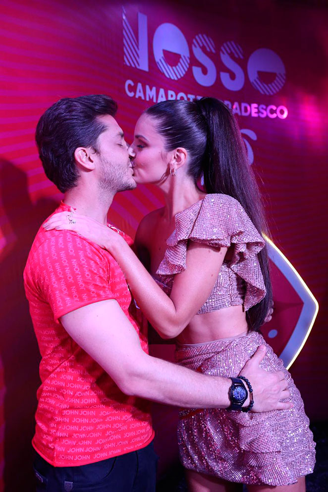 Camila Queiroz e Klebber Toledo aos beijos
