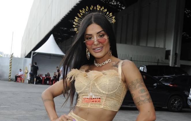 Aline Riscado se fantasiou de sol para o Arena Carnaval SP