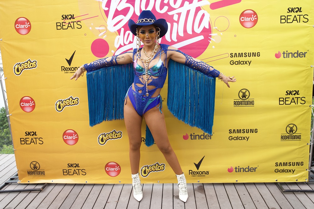 A cantora escolheu um look inspirado na arara azul para comandar seu bloco nas ruas do Rio de Janeiro