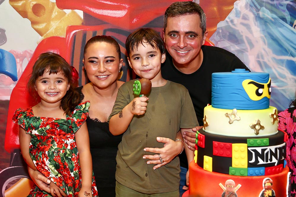 Karina Sato e Felipe Abreu com os filhos, Felipinho e Manuela