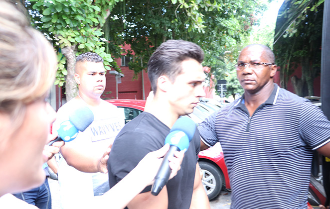 Petrix Barbosa não fala com jornalistas ao deixar delegacia