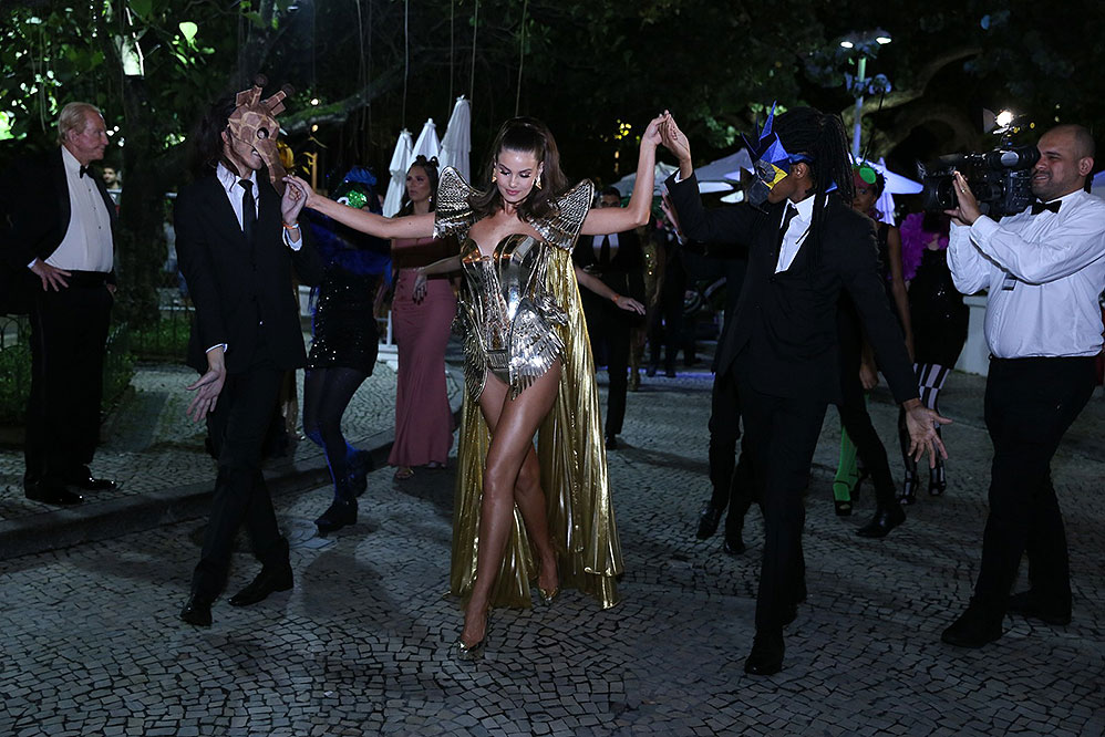 Carnaval 2020: Camila Queiroz surge majestosa em evento