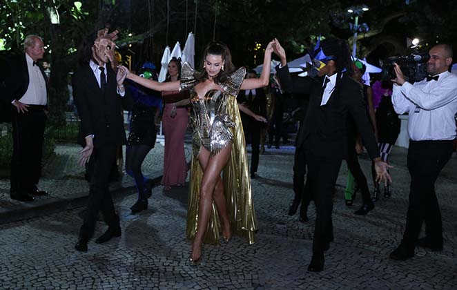 Camila Queiroz arrasou na fantasia para o tradicional Baile do Copa