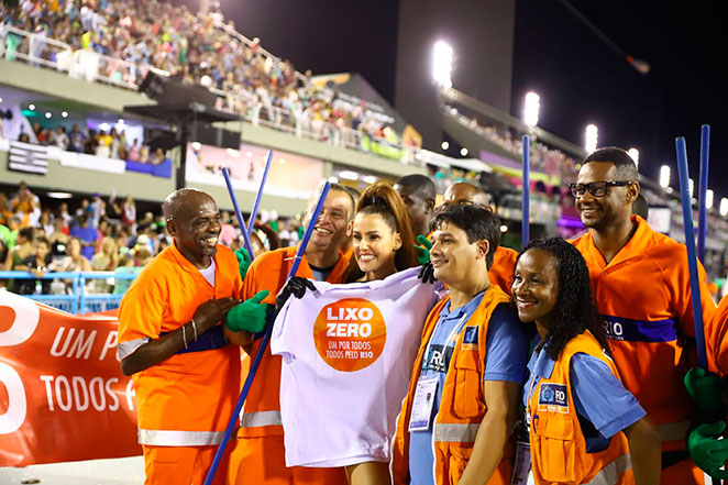 Deborah Secco posou ao lado dos garis