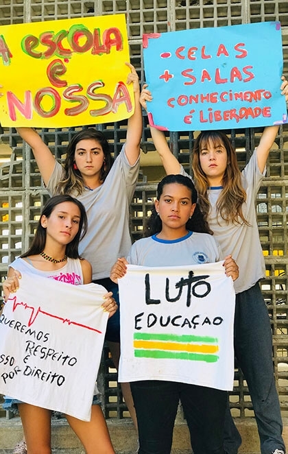 Os estudantes lutando pelo não fechamento da escola 