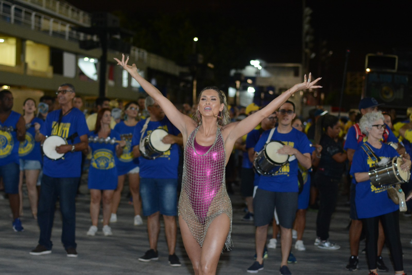 Lívia Andrade se jogando no samba