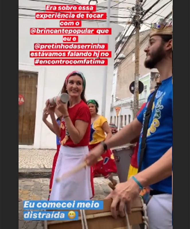 Fátima Bernardes toca em bloco, já no clima do Carnaval de Recife