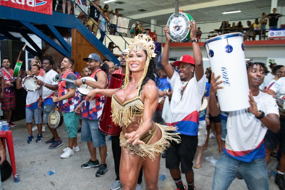 Gracyanne Barbosa coloca corpão pra jogo em ensaio do samba