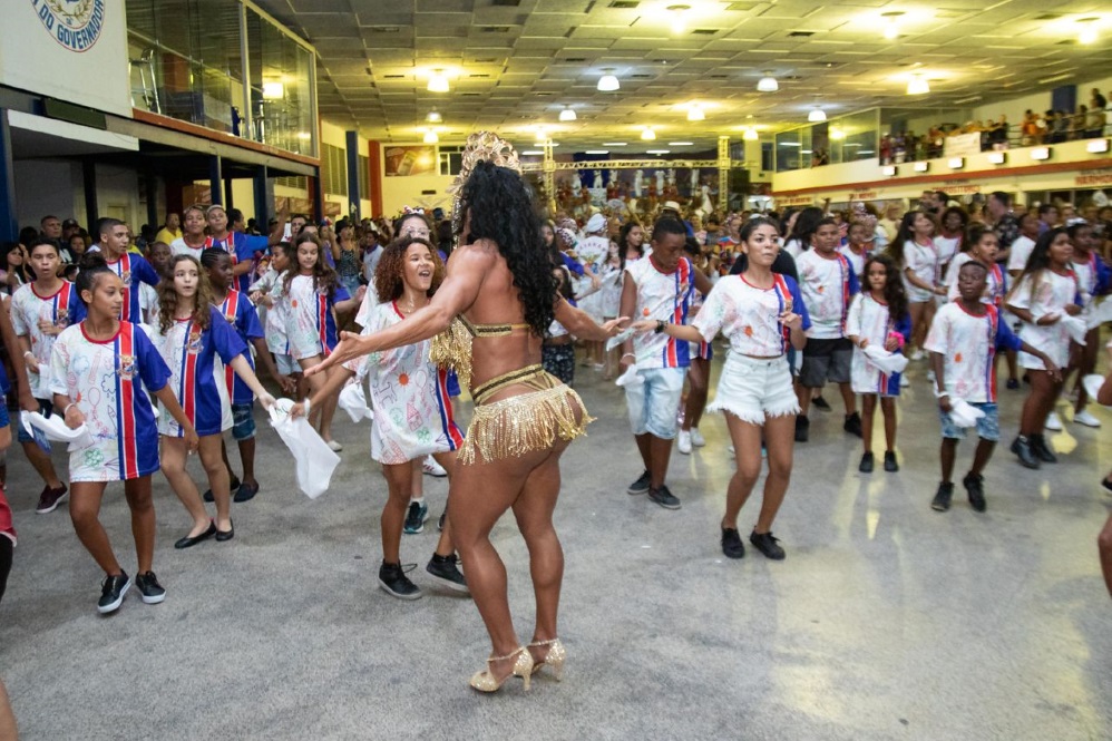 Gracyanne Barbosa coloca corpão pra jogo em ensaio do samba