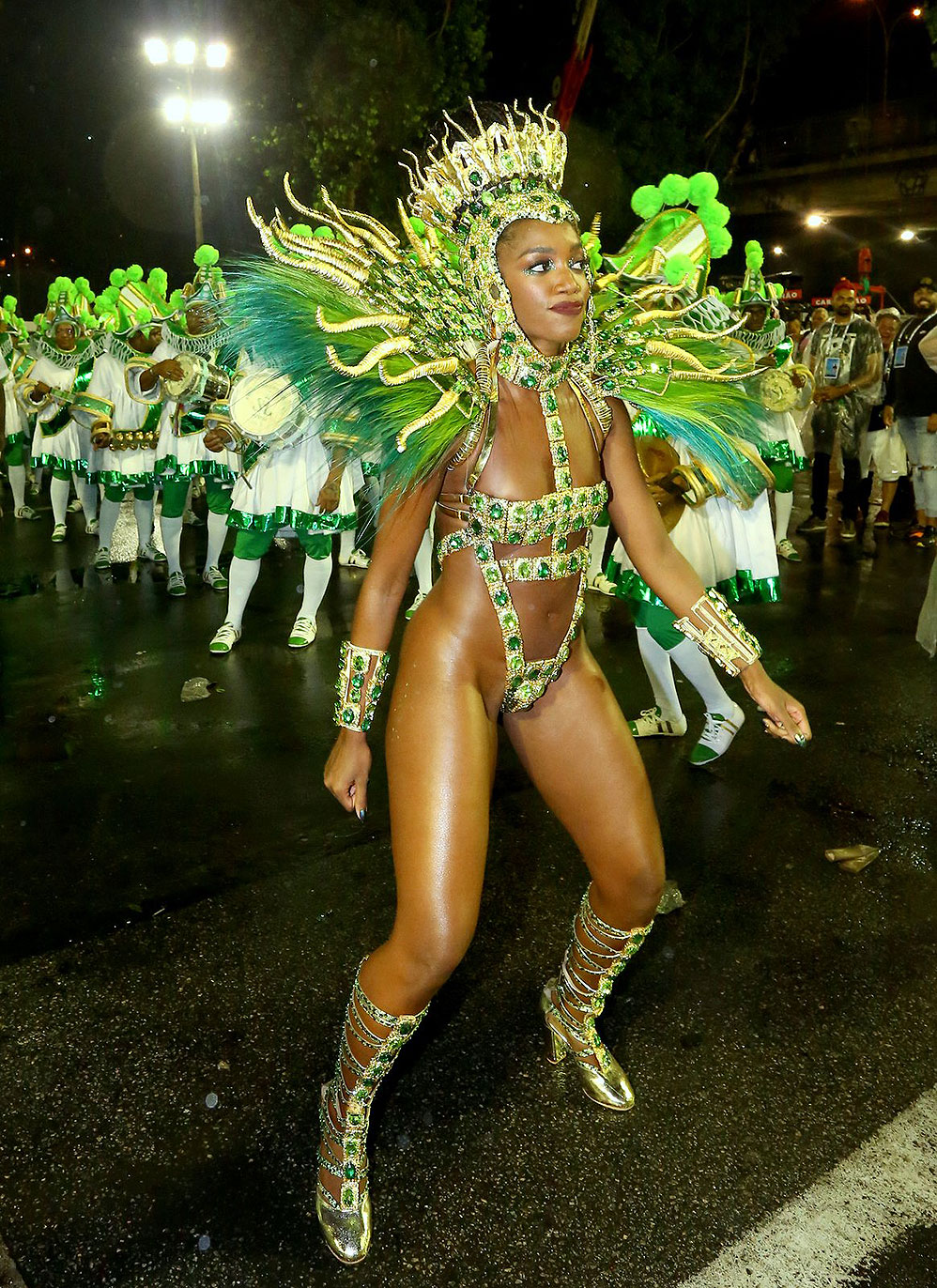 Com fantasia mínima, Iza mostrou que está com tudo em cima na Avenida