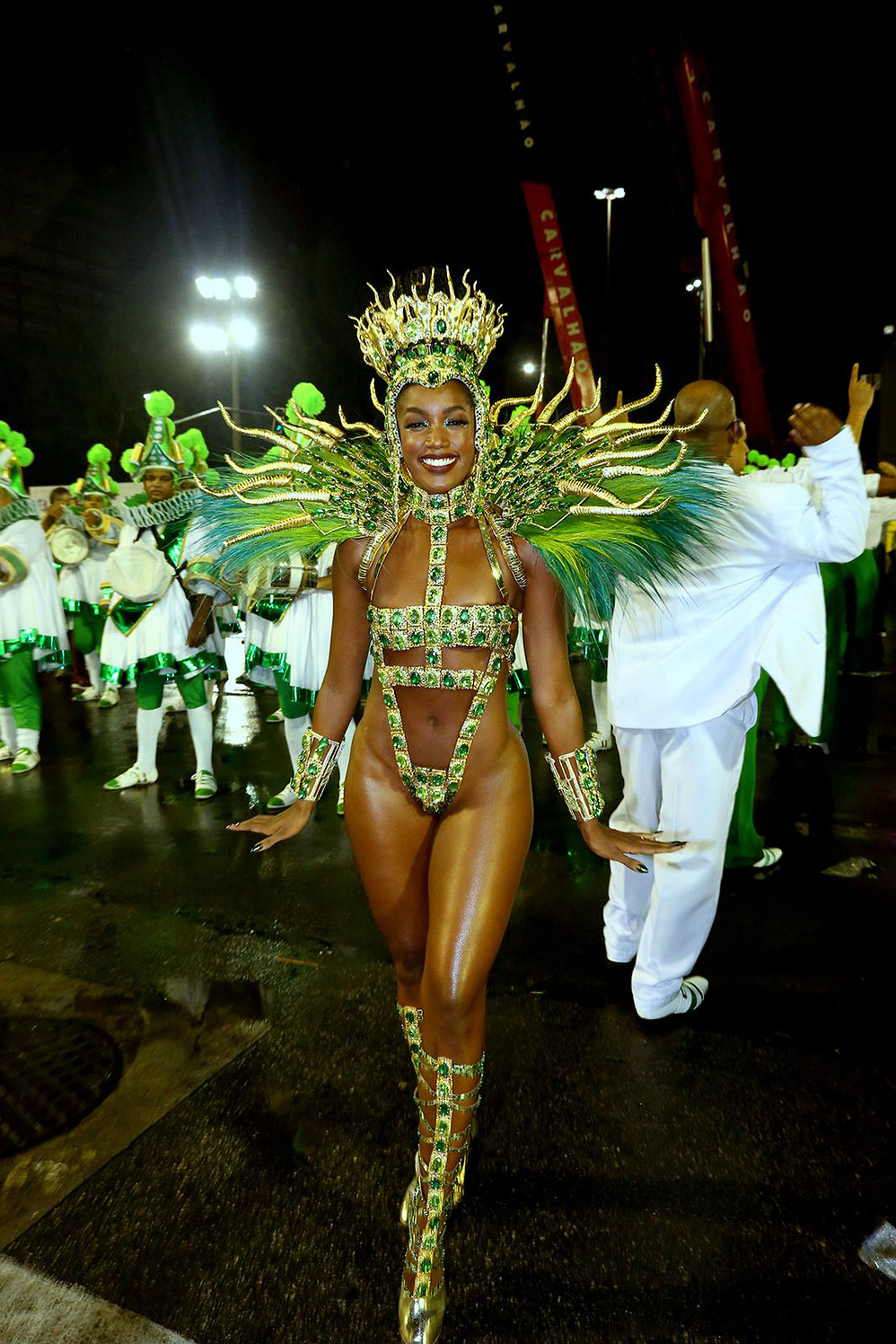Iza atraiu todos os olhares e os flashes para si durante desfile