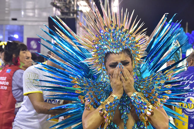 A cantora não conseguiu conter a emoção, ao desfilar como Rainha de Bateria da Unidos da Tijuca