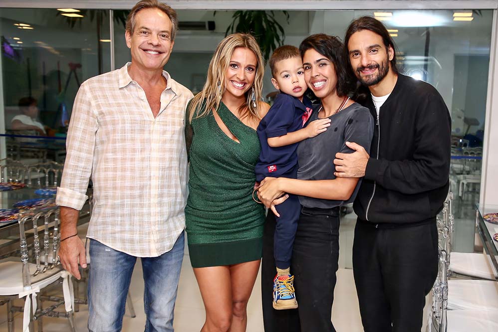 Entre os convidados famosos estava Bela Gil com o marido João Paulo Demasi e o filho Nino.