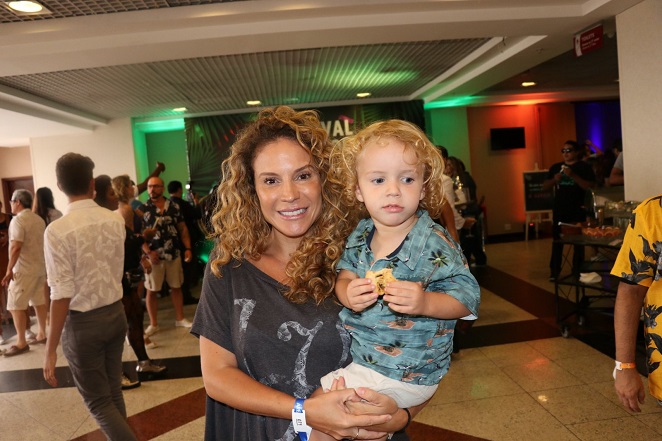 Maíra Charken levou o filho Gael, de dois anos, para o evento