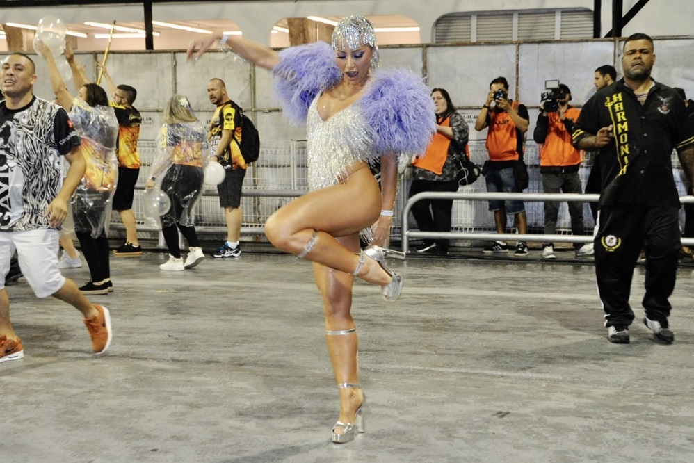 Sabrina Sato é puro luxo no ensaio técnico da Gaviões