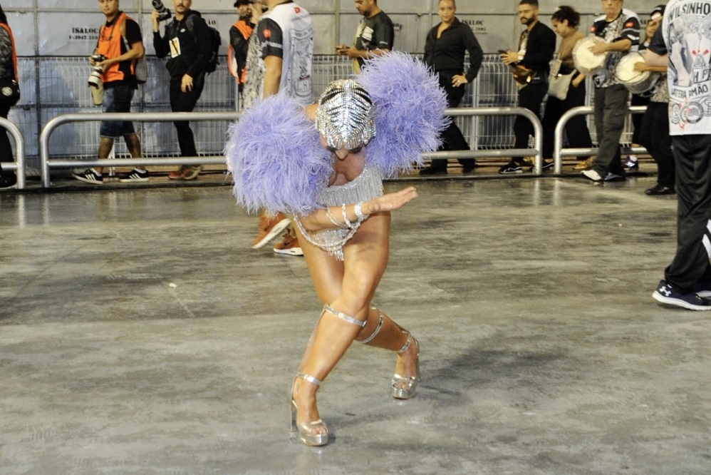 Sabrina Sato sambou muito pela Gaviões da Fiel