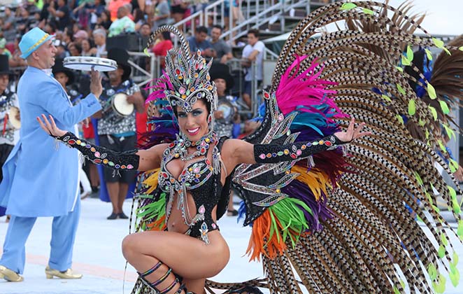Tati Minerato arrasou em desfile no Carnaval santista