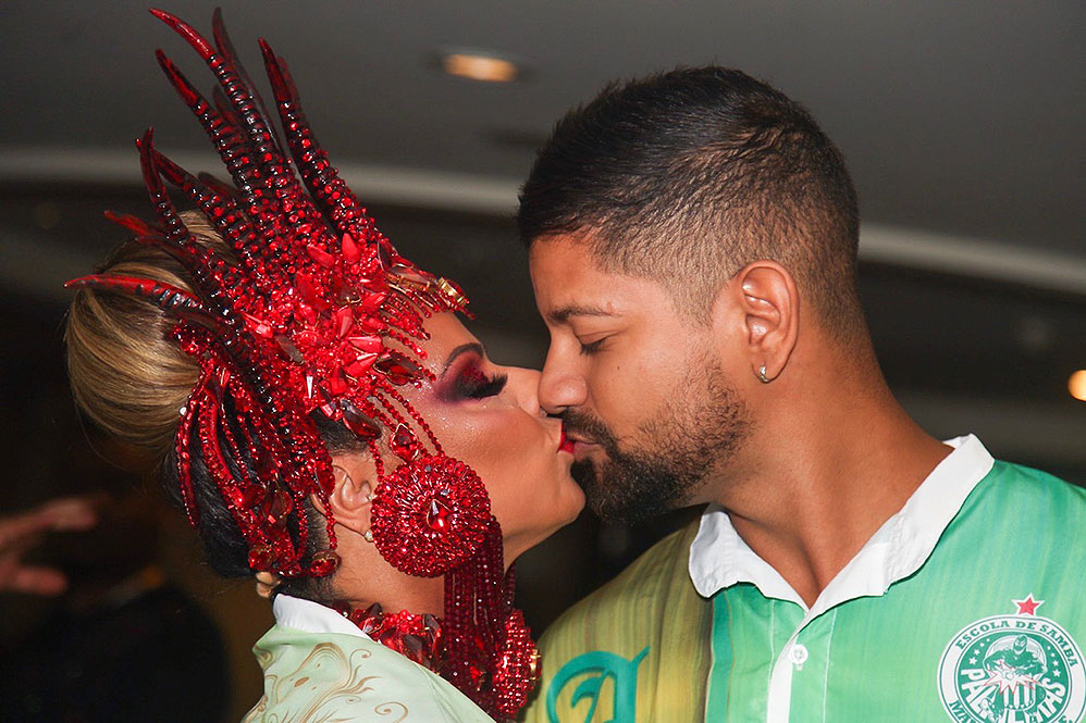 Viviane Araújo beijando o namorado