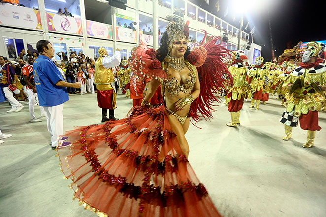 Viviane Araujo desfilando no carnaval